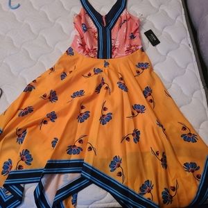 GUESS- BEAUTIFUL FLORAL SILK DRESS NEW WO TAG